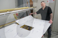 NEWS - Coronavirus: Produktion von Spuckschutzscheiben bei der Firma Acryl Hamburg in Börnsen läuft auf vollen Touren