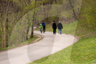 NEWS - Coronavirus: Menschen an einem sonnigen Tag im Park in München