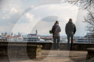 NEWS - Coronavirus: Menschen an einem sonnigen Tag im Park in München