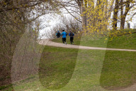 NEWS - Coronavirus: Menschen an einem sonnigen Tag im Park in München
