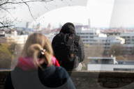 NEWS - Coronavirus: Menschen an einem sonnigen Tag im Park in München