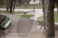 NEWS - Coronavirus: Menschen an einem sonnigen Tag im Park in München