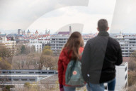 NEWS - Coronavirus: Menschen an einem sonnigen Tag im Park in München