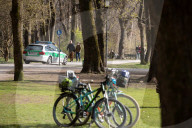 NEWS - Coronavirus: Menschen an einem sonnigen Tag im Park in München