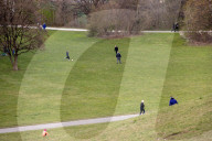 NEWS - Coronavirus: Menschen an einem sonnigen Tag im Park in München