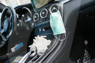 NEWS - Coronavirus: Symbolbild einer Schutzmaske und Handschuh im Auto
