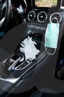 NEWS - Coronavirus: Symbolbild einer Schutzmaske und Handschuh im Auto