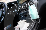 NEWS - Coronavirus: Symbolbild einer Schutzmaske und Handschuh im Auto