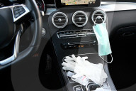 NEWS - Coronavirus: Symbolbild einer Schutzmaske und Handschuh im Auto