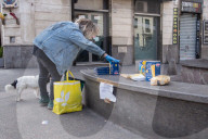 NEWS - Coronavirus: Lebensmittel für Bedürftige auf der Piazza Alberone in Rom