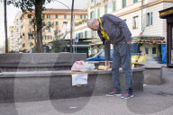 NEWS - Coronavirus: Lebensmittel für Bedürftige auf der Piazza Alberone in Rom