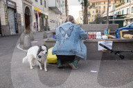 NEWS - Coronavirus: Lebensmittel für Bedürftige auf der Piazza Alberone in Rom