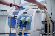NEWS - Coronavirus: Alte und neue Beatmungsgeräte der der Firma Dräger werden auf Funktionstüchtigkeit geprüft