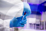 NEWS - Coronavirus: AMitarbeiter des Microvida-Labor in Roosendaal testen bis zu 500 Proben am Tag