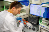 NEWS - Coronavirus: AMitarbeiter des Microvida-Labor in Roosendaal testen bis zu 500 Proben am Tag