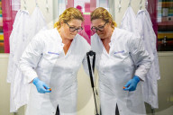 NEWS - Coronavirus: AMitarbeiter des Microvida-Labor in Roosendaal testen bis zu 500 Proben am Tag