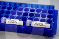 NEWS - Coronavirus: AMitarbeiter des Microvida-Labor in Roosendaal testen bis zu 500 Proben am Tag