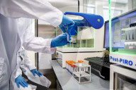 NEWS - Coronavirus: AMitarbeiter des Microvida-Labor in Roosendaal testen bis zu 500 Proben am Tag