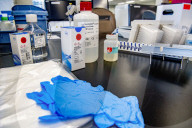 NEWS - Coronavirus: AMitarbeiter des Microvida-Labor in Roosendaal testen bis zu 500 Proben am Tag