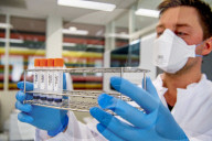 NEWS - Coronavirus: AMitarbeiter des Microvida-Labor in Roosendaal testen bis zu 500 Proben am Tag