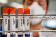 NEWS - Coronavirus: AMitarbeiter des Microvida-Labor in Roosendaal testen bis zu 500 Proben am Tag