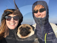 FEATURE - Ein Mops hat sie zusammengebracht: Jetzt reisen alle drei durchs Land