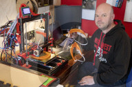 FEATURE - Eli Jacks versorgt die Krankenhäuser und Altenheime in seiner Umgebung mit Schutzmasken - aus seinem 3D-Drucker