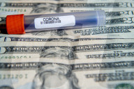 NEWS - Coronavirus: Symbolbilder Geld und Coronakrise