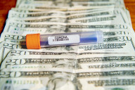 NEWS - Coronavirus: Symbolbilder Geld und Coronakrise
