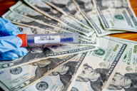 NEWS - Coronavirus: Symbolbilder Geld und Coronakrise