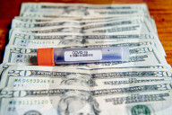 NEWS - Coronavirus: Symbolbilder Geld und Coronakrise