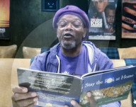 PEOPLE -  Samuel L. Jackson liest sein neues Gedicht mit dem Titel "Bleib verdammt noch mal zu Hause"