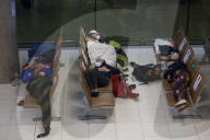 NEWS - Coronavirus: Menschen in Bangkok halten Abstand