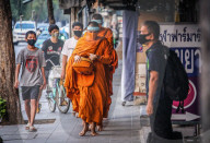 NEWS - Coronavirus: Thailändische Mönche mit Schutzmasken in Bangkok