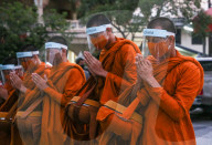 NEWS - Coronavirus: Thailändische Mönche mit Schutzmasken in Bangkok