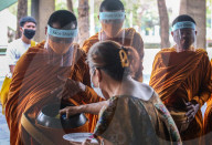NEWS - Coronavirus: Thailändische Mönche mit Schutzmasken in Bangkok