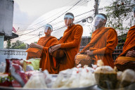 NEWS - Coronavirus: Thailändische Mönche mit Schutzmasken in Bangkok