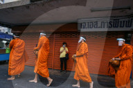 NEWS - Coronavirus: Thailändische Mönche mit Schutzmasken in Bangkok