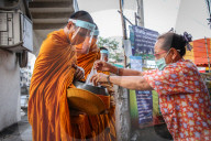 NEWS - Coronavirus: Thailändische Mönche mit Schutzmasken in Bangkok