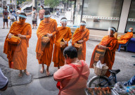 NEWS - Coronavirus: Thailändische Mönche mit Schutzmasken in Bangkok