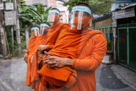 NEWS - Coronavirus: Thailändische Mönche mit Schutzmasken in Bangkok