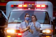 NEWS - Coronavirus: Gesundheitspersonal des St. Paul's Hospital in Vancouver würdigt Applaus