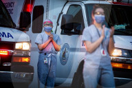 NEWS - Coronavirus: Gesundheitspersonal des St. Paul's Hospital in Vancouver würdigt Applaus