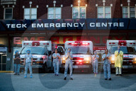 NEWS - Coronavirus: Gesundheitspersonal des St. Paul's Hospital in Vancouver würdigt Applaus