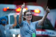 NEWS - Coronavirus: Gesundheitspersonal des St. Paul's Hospital in Vancouver würdigt Applaus