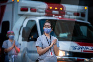 NEWS - Coronavirus: Gesundheitspersonal des St. Paul's Hospital in Vancouver würdigt Applaus