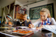 NEWS - Coronavirus: Familie im gemeinsamen Homeoffice