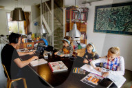 NEWS - Coronavirus: Familie im gemeinsamen Homeoffice
