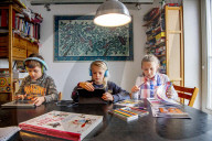 NEWS - Coronavirus: Familie im gemeinsamen Homeoffice
