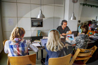NEWS - Coronavirus: Familie im gemeinsamen Homeoffice